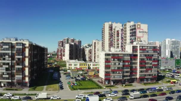 Bostad flervåningshus mot blå himmel på vacker dag — Stockvideo