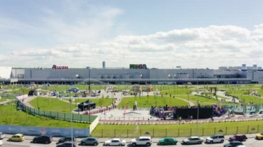 Parklardaki patencilerin binalara yaptıkları hava harekatı