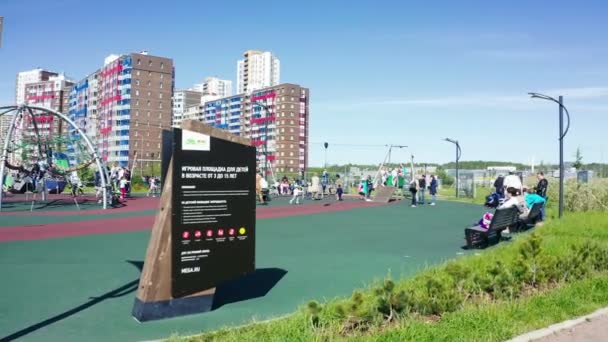 Gemütlicher Kinderspielplatz mit Attraktionen im Park — Stockvideo