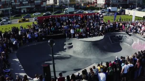 Homem faz truques no skate na piscina na frente de espectadores — Vídeo de Stock