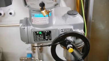 Modern dijital basınç ölçer yakınında siyah yuvarlak kaldıraç