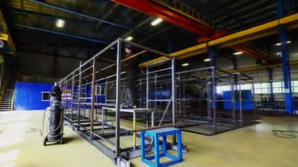 Workers team assembles large metal armature by welding — Stock Video
