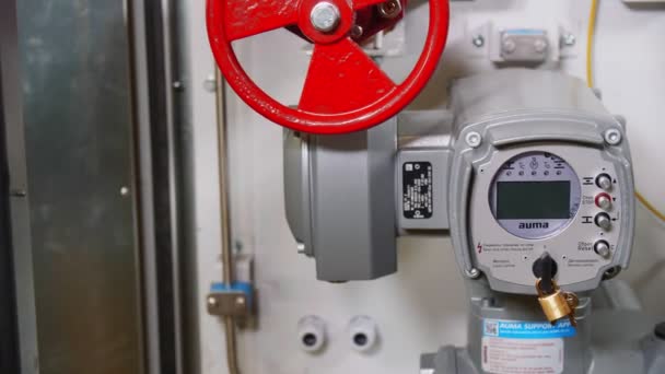 Lever and modern digital pressure meter at pumping system — Stock Footage Lever and modern digital pressure meter at pumping system Royalty Free Stock Footage