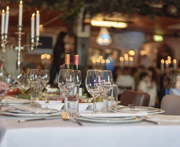arka plan bulanık sunan restoran