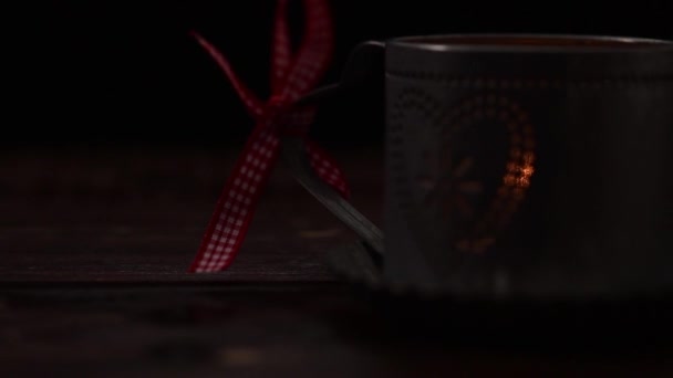 Eine Kerze im Kerzenständer — Stockvideo