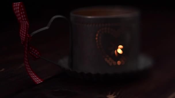Eine Kerze im Kerzenständer — Stockvideo