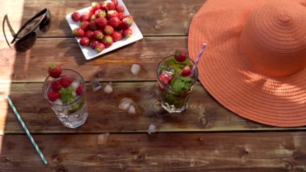 Cocktail avec glace par une chaude journée à la plage, fraise — Video