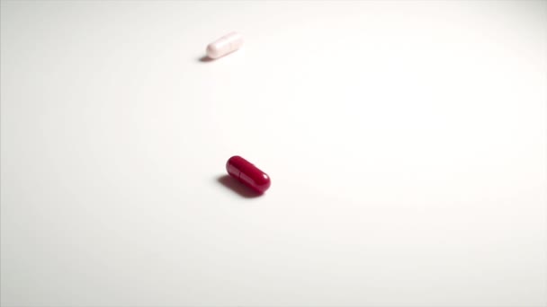 Capsule tablet vallen en stuiteren. — Stockvideo