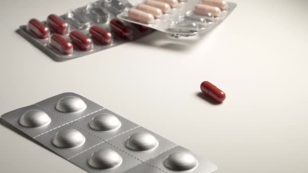 Capsule tablet vallen en stuiteren. — Stockvideo