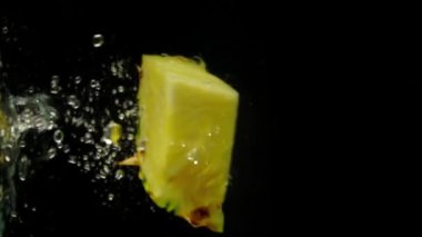 Sulu ananas suya düştü 