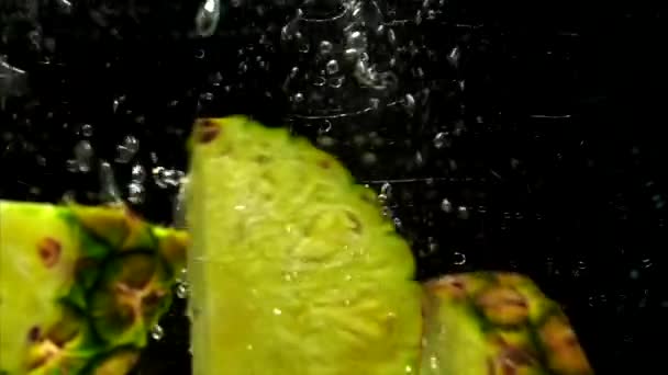 Saftige Ananas ins Wasser gefallen — Stockvideo