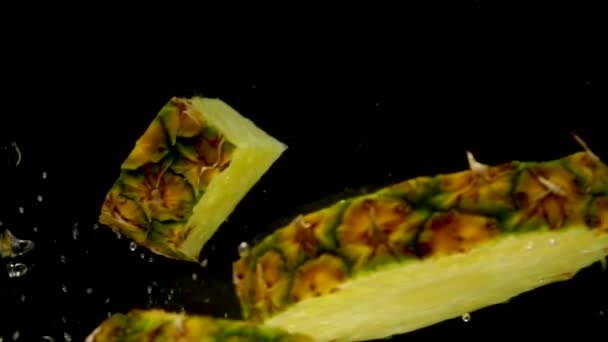 Sappige ananas liet zich in het water — Stockvideo