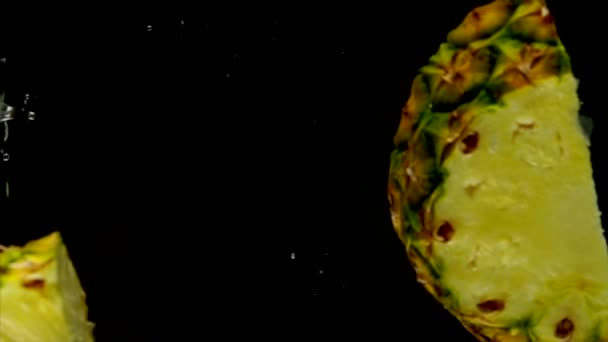 Сочный ананас упал в воду. — стоковое видео