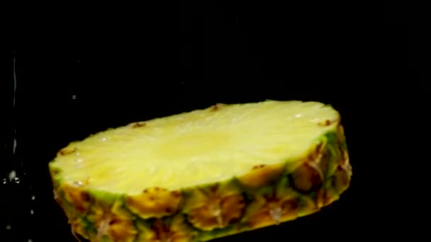 Saftige Ananas ins Wasser gefallen — Stockvideo