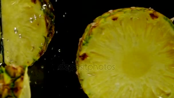 Sappige ananas liet zich in het water — Stockvideo