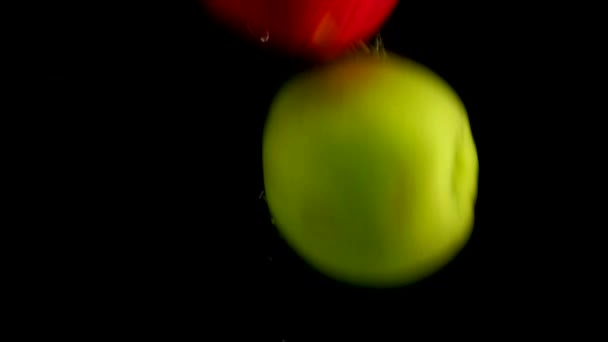 Соковиті яблука впали у воду — стокове відео