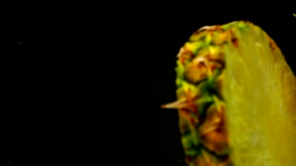 Sulu ananas ve Frenk üzümü suya düştü — Stok video