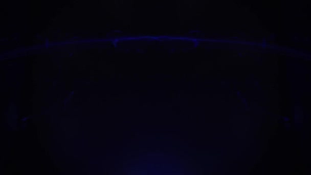 Синє сяюче високоенергетичне плазмове поле в космосі, поверхня плазми — стокове відео