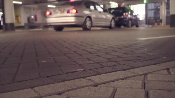 Aparcamiento subterráneo con coches, Los coches salen del estacionamiento — Vídeos de Stock