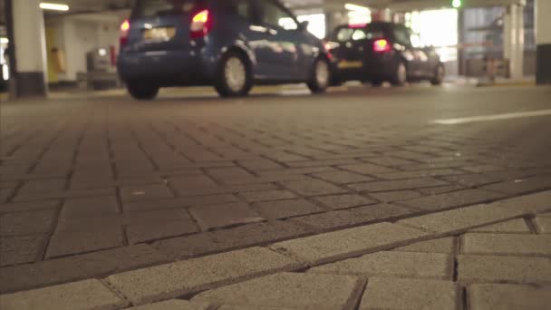 Υπόγειο πάρκινγκ με αυτοκίνητα, αυτοκίνητα αφήνουν το χώρο στάθμευσης — Αρχείο Βίντεο