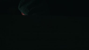 Adam bir dizüstü bilgisayar ev ofisinde kullanır. 