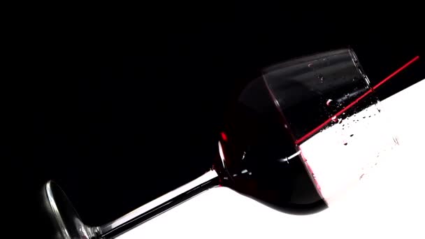 Vinho tinto derramando em vidro, câmera lenta — Vídeo de Stock