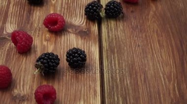 Sağlıklı meyve, karışık yaban mersini. Taze çilek, böğürtlen, ahududu, ahşap masa 