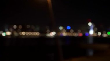 Gece çekimi ile gemi ve araç trafiği Rotterdam, Hollanda 