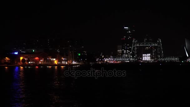 Noční scéna s provozem lodí a automobilů v Rotterdam, Nizozemsko — Stock video
