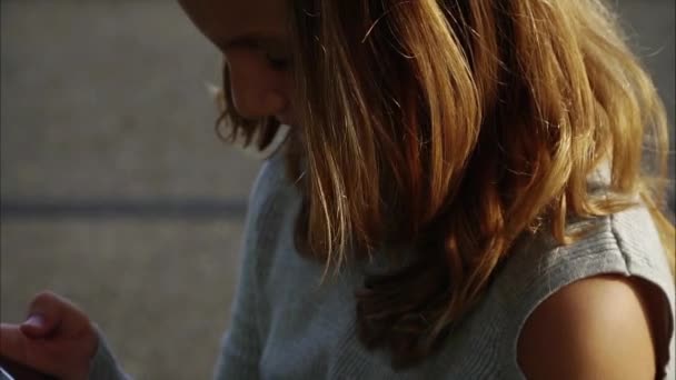 Girl talking on phone with friend , Happy girl in park playing on smartphone — Stock Video