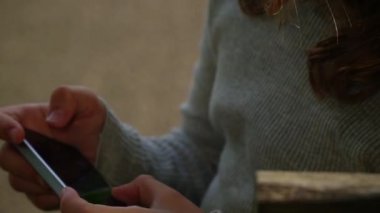 Kız arkadaşımla, smartphone üzerinde oynarken parkta mutlu kız konuşmak 