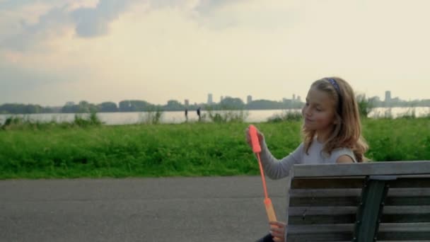 Carino riccio ragazza è giocare con sapone bolle — Video Stock