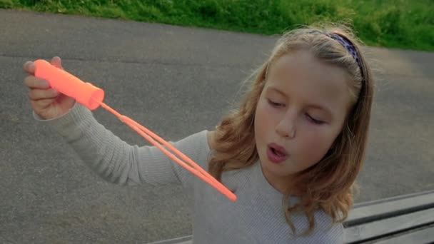 Мила кучерява дівчина грає з милом Бульбашки — стокове відео