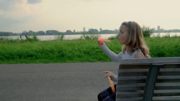 Carino riccio ragazza è giocare con sapone bolle — Video Stock