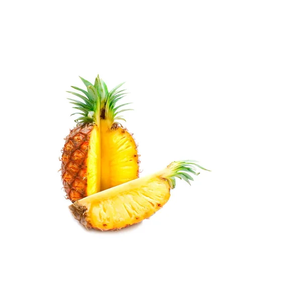 Beyaz üzerine izole edilmiş ananas
