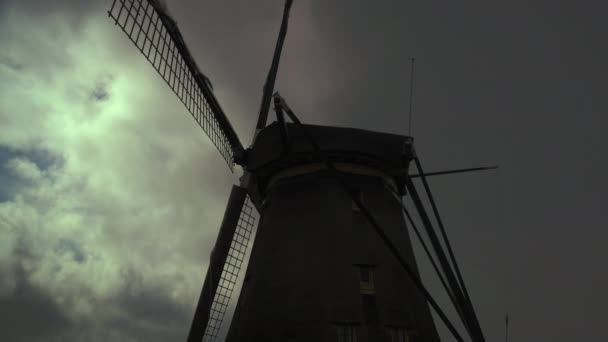 Wunderschöne Windmühlensilhouette Dramatischen Stürmischen Himmel Hintergrund — Stockvideo