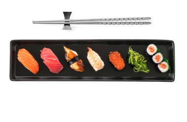 Karışık suşi seti - Japon yemekleri.