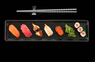 Karışık suşi seti - Japon yemekleri.