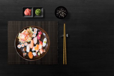 Suşi nigiri, suşi rulo ve sashimi ayarlayın