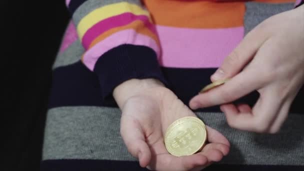 Närbild Flicka Räknas Golden Bitcoin — Stockvideo