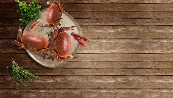 Crabes cuits sur une vieille table en bois — Photo