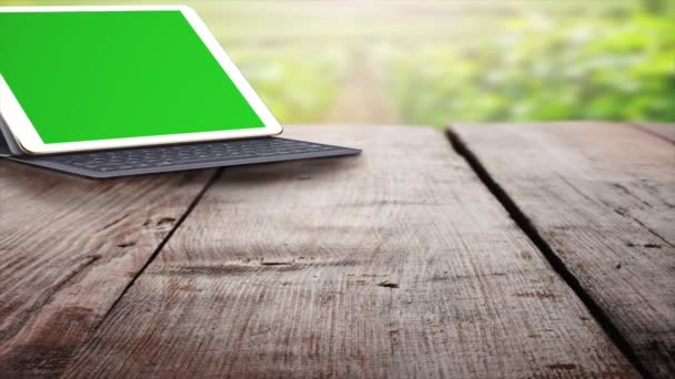 Grön Skärm Tablett Tablet Och Tangentbordet Tabellen Trä Utomhus Grön — Stockvideo