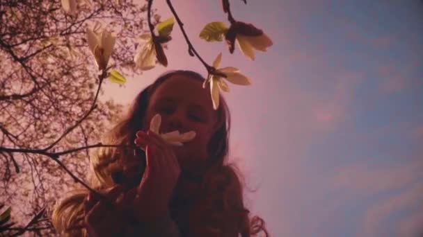 美丽的少女观玉兰花 — 图库视频影像