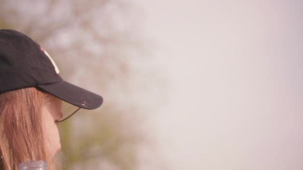 Das Süße Teenager Mädchen Sitzt Auf Dem Gras Park Und — Stockvideo