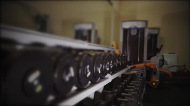 金属哑铃躺在健身房健身俱乐部 — 图库视频影像