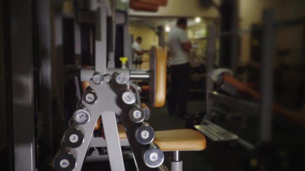 Μεταλλικά Αλτήρες Που Βρίσκεται Στο Γυμναστήριο Fitness Club — Αρχείο Βίντεο