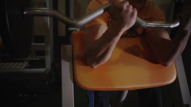 Mięśni Średnim Wieku Człowiek Wykonuje Ćwiczenia Siłowni — Wideo stockowe