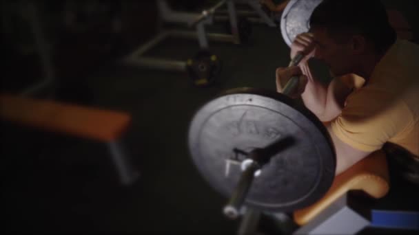 Hombre Musculoso Mediana Edad Haciendo Ejercicio Gimnasio — Vídeos de Stock
