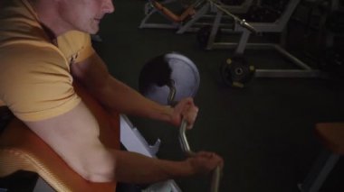 Spor salonunda egzersiz yapan kas orta yaş erkek