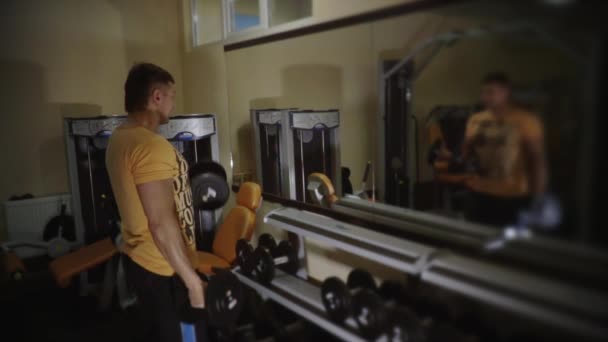 Muskulös Medelåldern Mannen Gör Övning Gymmet — Stockvideo